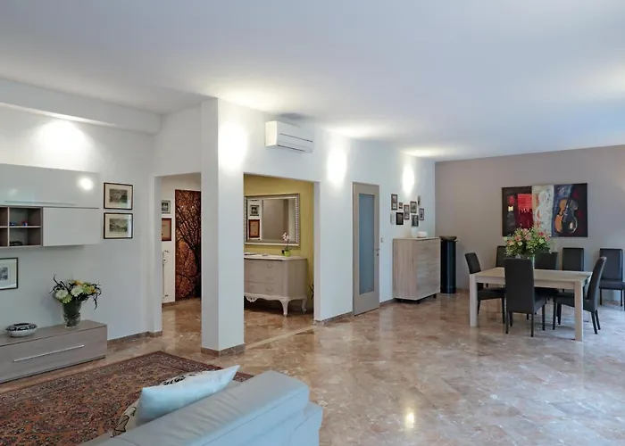 Spazioso appartamento con 3 camere e 2 bagni, super centrale!